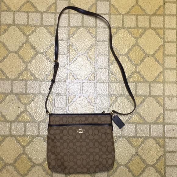Coach Handbags - BNWOT Signature coach cross body.